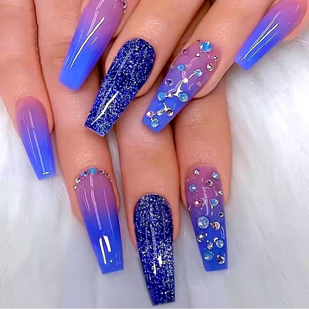 🍒🍒 Blue Gem Press On Nails